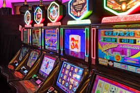 Người dùng Việt Nam xem cá cược bóng đá trên smartphone crossbet